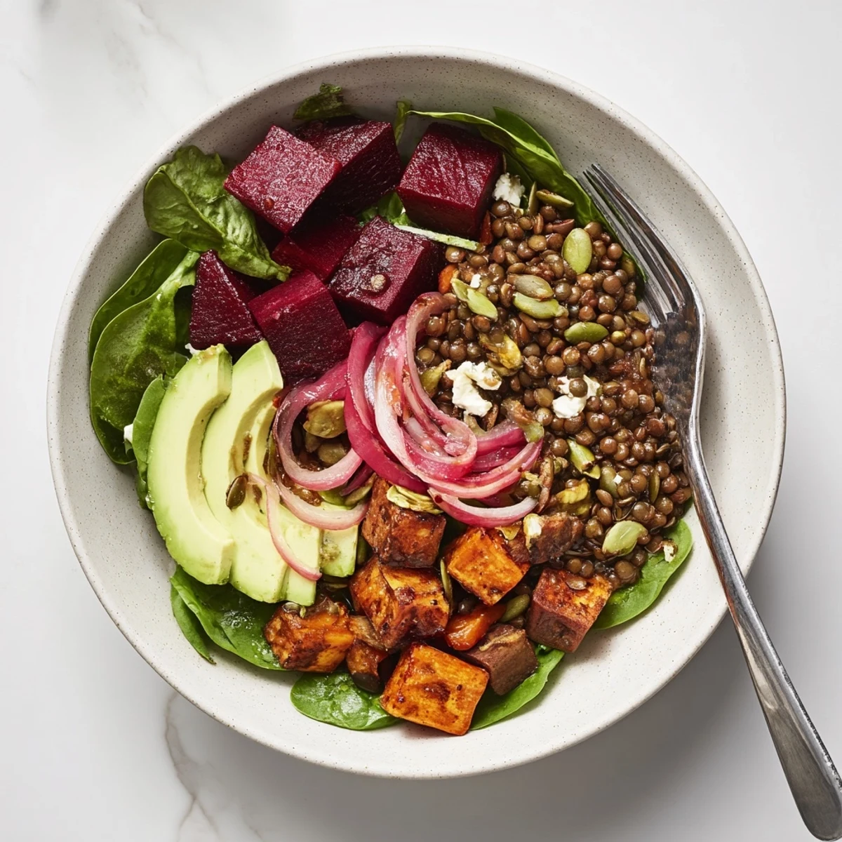 Nährstoffreiche Light Beetroot and Lentil Bowl voller Geschmack und frischer Babyspinatblätter.