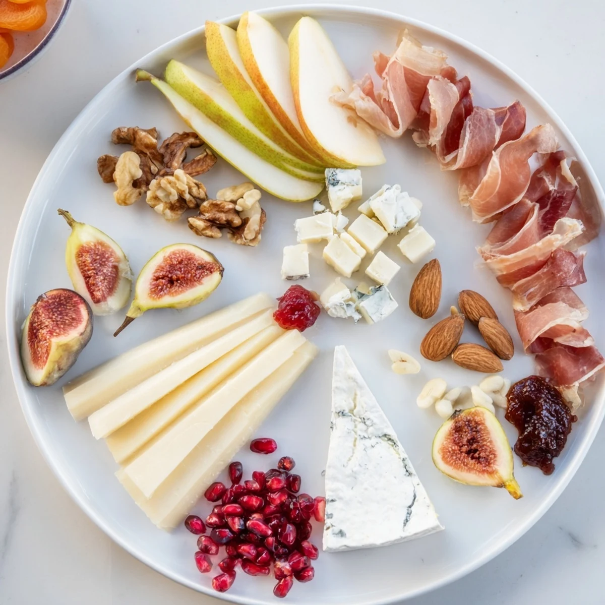 Vivid image of the Moments Magiques Plateau Bonne Année 2026, featuring cheeses, charcuterie, and fresh fruits to share.
