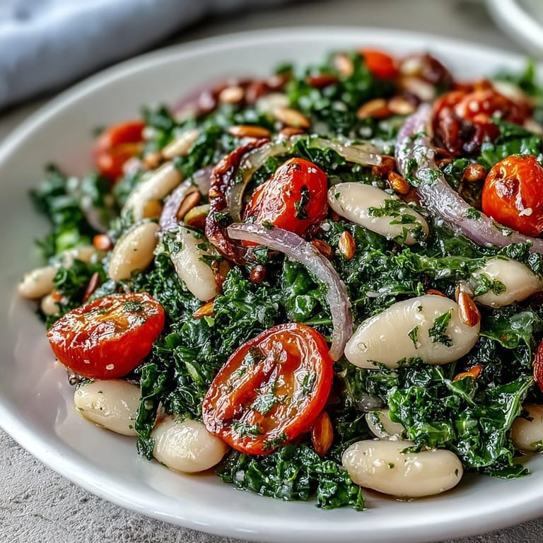 Verkosteter Weiße Bohnen-Grünkohl-Salat mit Kirschtomaten und knackigen Kernen.
